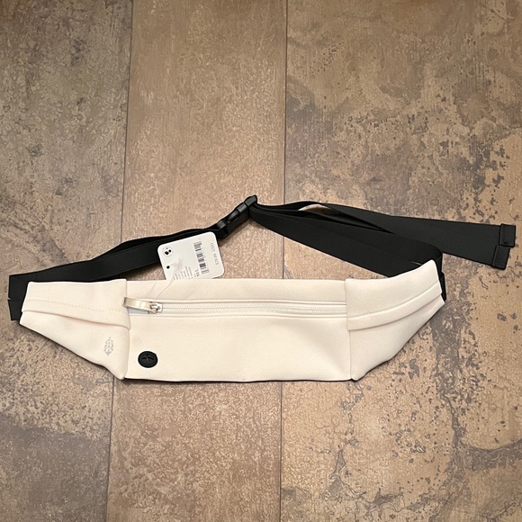 Free People Runner Belt Bag Slim Latte/Cream color bag w/ Black Strap NWT - Picture 2 of 4